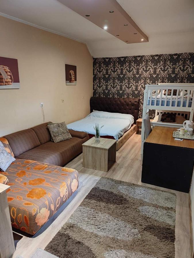 Guest House Maja Novi Sad Eksteriør billede